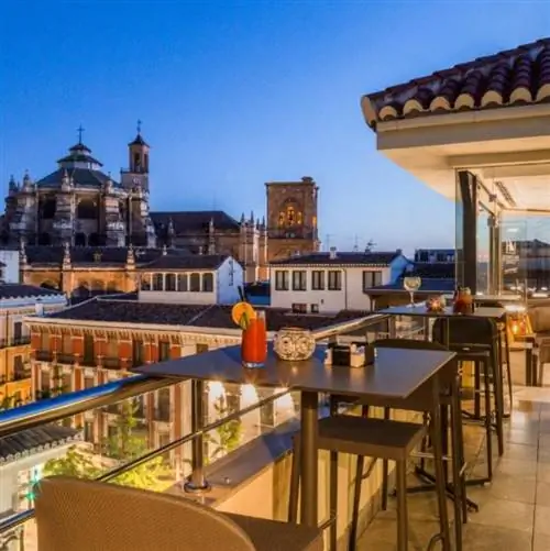 Бар Eurostars Gran Via на крыше с панорамой города