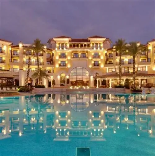 Caleia Mar Menor Golf & Spa Resort Вид на внешний бассейн с подсветкой, отражающейся в воде
