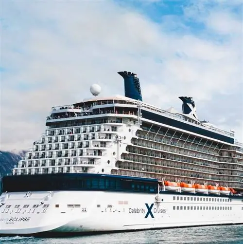 Корабль Celebrity Cruises в море