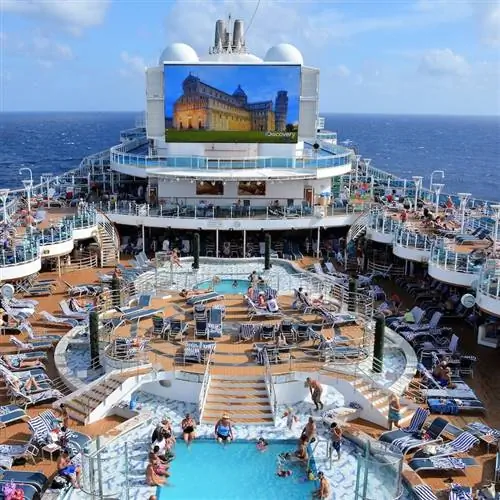 Вид с воздуха на бассейн круизного лайнера.