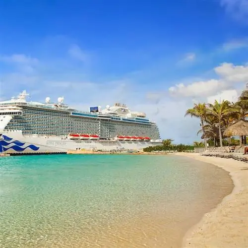 Корабль Royal Princess пришвартовался в порту Розо.