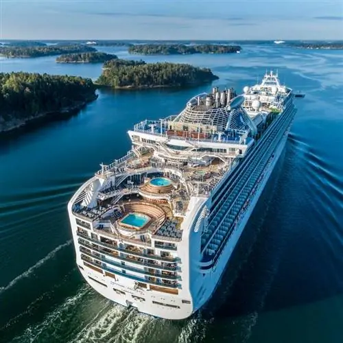 Круизный корабль Sapphire Princess, плывущий в море в Стокгольме, Швеция