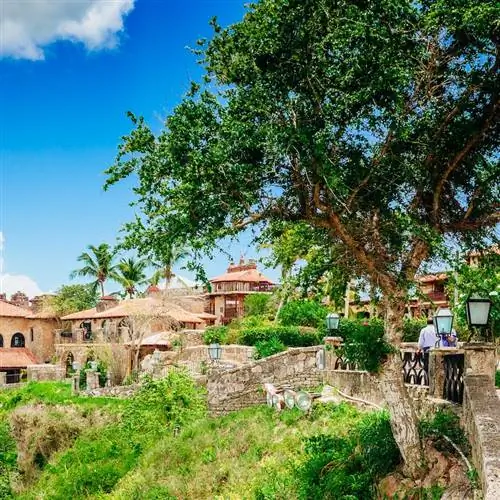 Тропическая река Чавон в Доминиканской Республике. Призвание и путешествия. Древняя деревня Альтос-де-Чавон - колониальный город, реконструированный в Каса-де-Кампо, Ла-Романа, Доминиканская Республика.