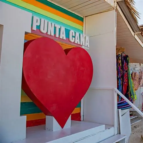 Вывеска Пунта-Кана с красным любовным сердцем на витрине магазина в Пунта-Кане, популярном месте отдыха в Доминиканской Республике.