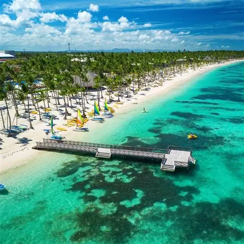 вид с воздуха на пляж в Пунта-Кана, Доминиканская Республика, в солнечный день.