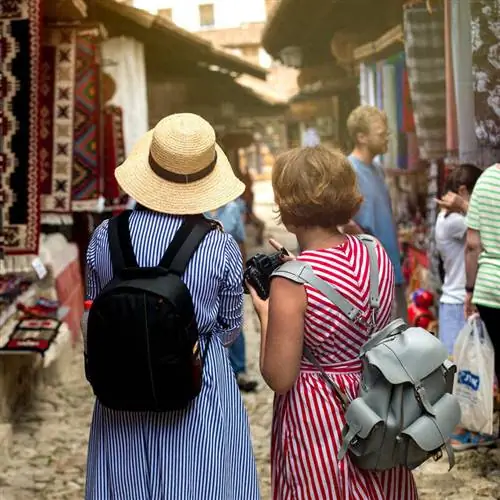 Туристы, идущие по базару в Круе, Албания