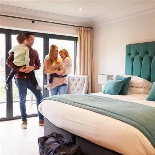 Счастливая семья в гостиничном номере