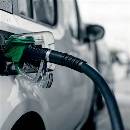 Бензиновое топливо закачивается в автомобиль, концепция поездки