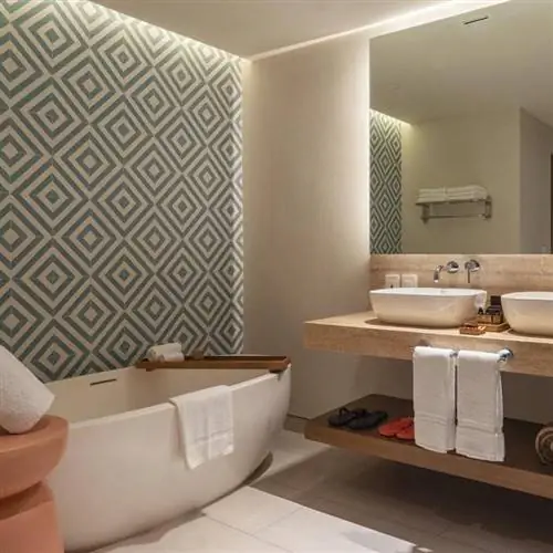 Интерьер ванной комнаты на курорте Royal Uno «все включено» в Канкуне, Мексика.