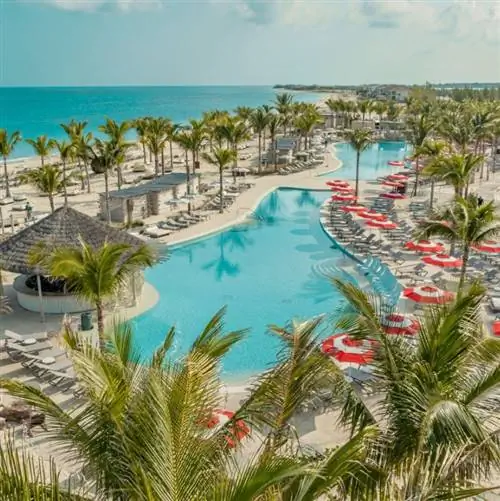 Аэрофотоснимок бимини-бассейна Resorts World на фоне океана