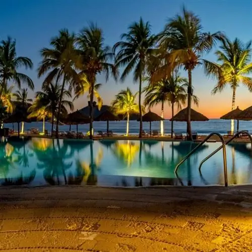 Бассейн на фоне океана ночью в Redemption в Томпсон-Сиуатанехо, Мексика