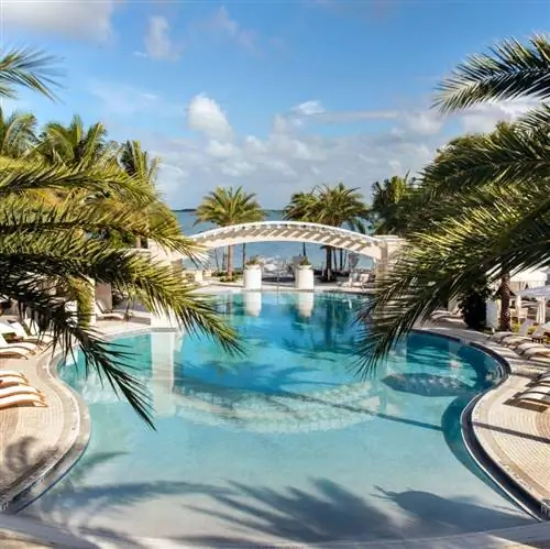 Снимок бассейна Плайя-Ларго на фоне океана