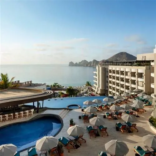 Бассейн на крыше с океаном на заднем плане в Corazón Cabo Resort & Spa