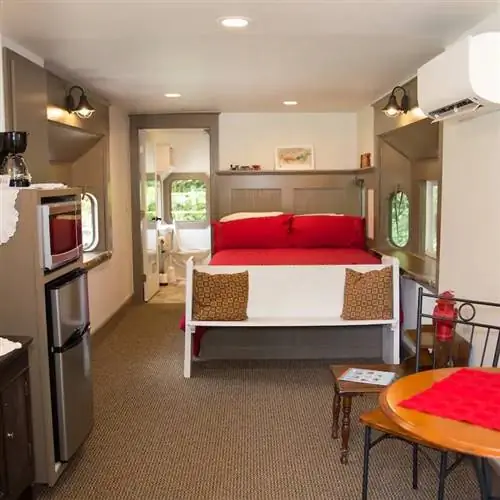 Внутренний вид отеля типа «постель и завтрак» Apple Ridge Farm Caboose - № 2