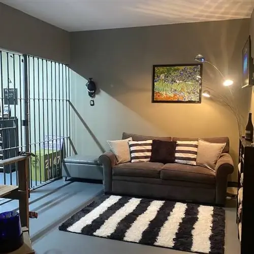 Интерьер роскошного тюремного люкса (отель Hard Time) AirBnB