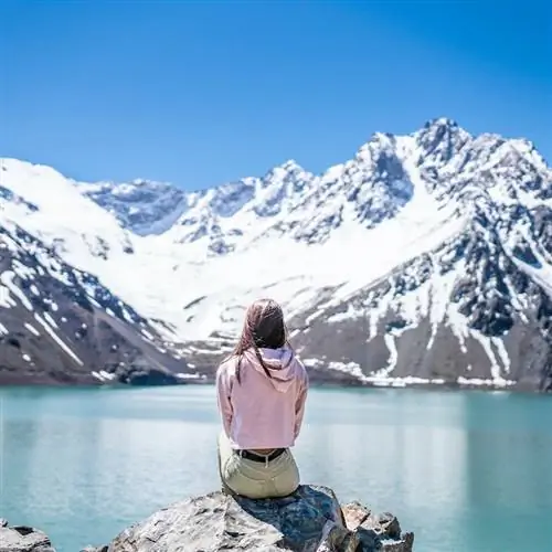 Женщина-путешественница, любующаяся потрясающим видом на горы