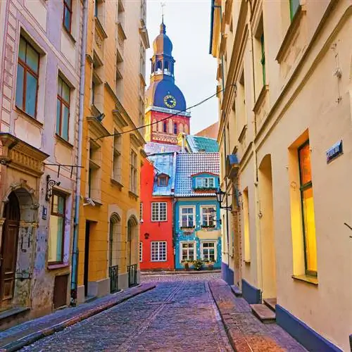 Узкая улица в Риге, ведущая к куполу собора, Латвия