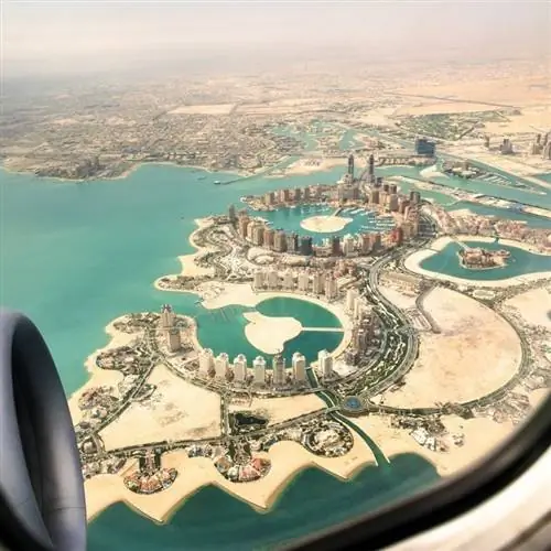 Аэрофотоснимок Дохи, Катар, вид из окна самолета