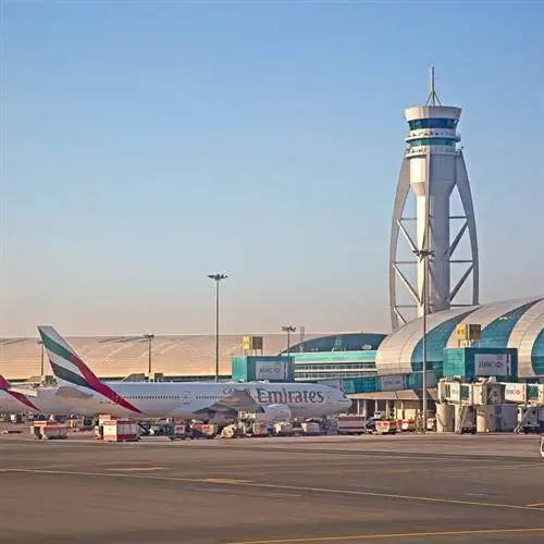 Самолеты Эмирейтс припаркованы в международном аэропорту Дубая, Дубай, Объединенные Арабские Эмираты