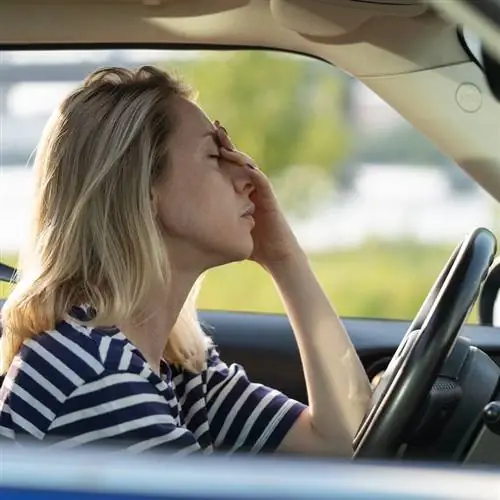 Разочарованная женщина-водитель застряла в пробке