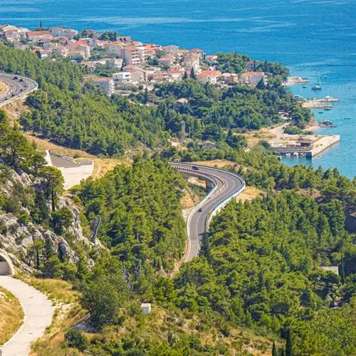 Вид с воздуха на горную дорогу вдоль Адриатического побережья в Хорватии, Средиземном море, Юго-Восточной Европе