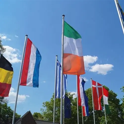 Флаги ЕС, развевающиеся на ветру, страны Европейского Союза