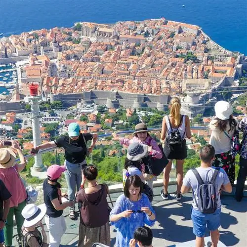 Группа туристов, фотографирующихся на смотровой площадке Дубровника, Хорватия