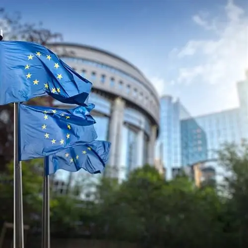 Флаги Европейского Союза развеваются против Европейского парламента в Брюсселе, Бельгия