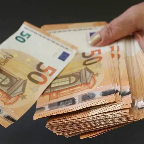 Женщина с евробанкнотами, Europe Travel