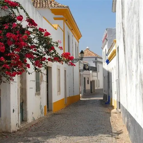 булыжная улица на узком переулке в регионе Алгарве в Португалии.