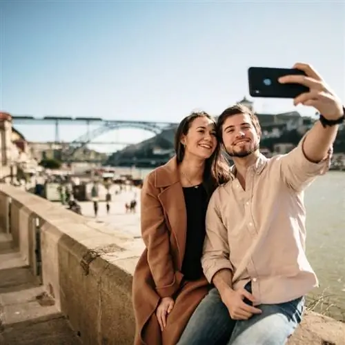 Молодая пара делает селфи в Порту, Португалия