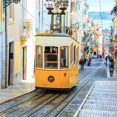 Вид на уклон и трамвай Бика, Лиссабон, Португалия.