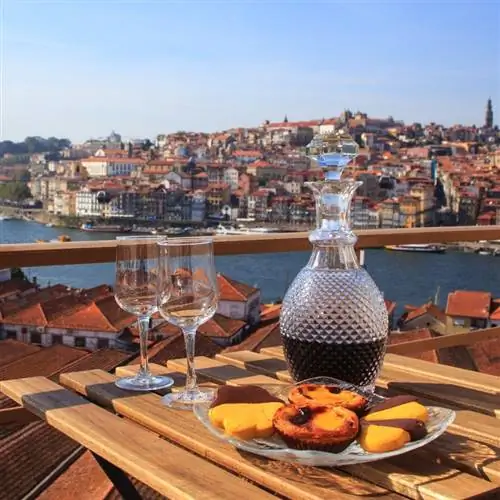 Стол с прекрасным видом на реку в Порту, Португалия.