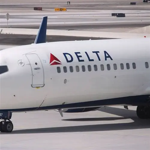 Логотип Delta на самолете Delta