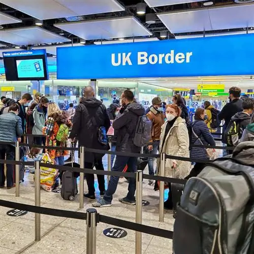 Длинная очередь пассажиров в масках на границе Великобритании, лондонский аэропорт Хитроу, Лондон, Англия, Великобритания