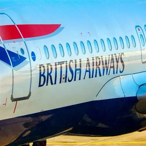 Дублин, Ирландия - февраль 2018 года: Крупный план борта самолета British Airways, прибывающего в терминал аэропорта в Дублине (Дублин, Ирландия - февраль 2018 года: Крупный план борта самолета British Airways, прибывающего в терминал аэропорта в Дублине, ASCII
