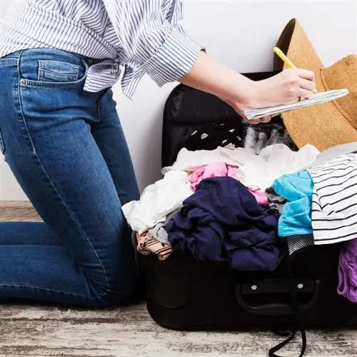 Женщина-путешественница собирает вещи в поездку, перечисляет недостающие вещи, концепция международного путешествия