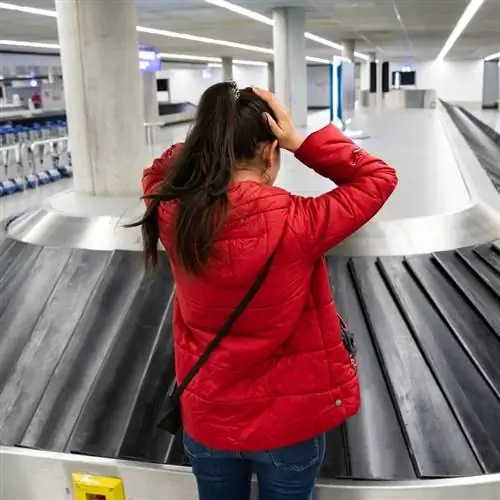 Расстроенная женщина, осознавшая, что ее багаж потерян, из-за сбоя в путешествии