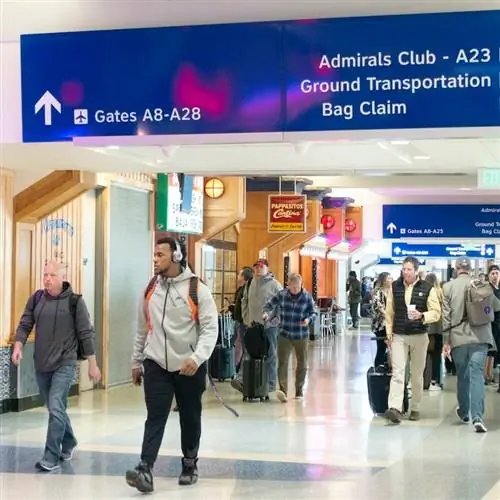 Пассажиры, идущие внутри терминала в международном аэропорту Даллас Форт-Уэрт, Техас, США