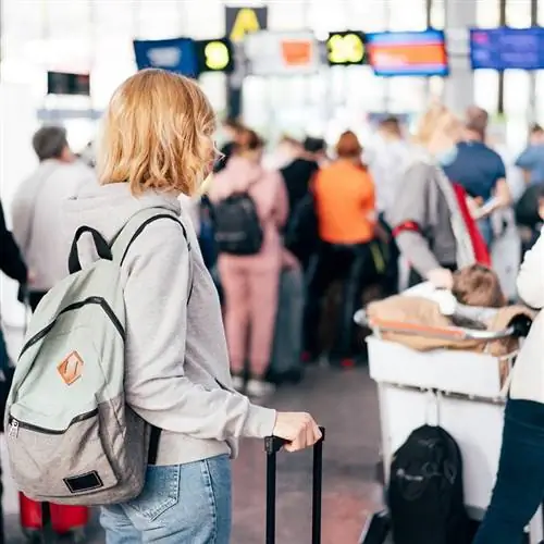 Молодая путешественница, ожидающая прохождения проверки безопасности в аэропорту