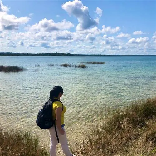 Молодая путешественница, прогуливающаяся по природному озеру в Гватемале, Центральная Америка