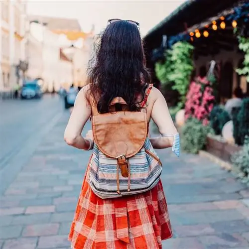 Молодая путешественница с рюкзаком в европейском городе