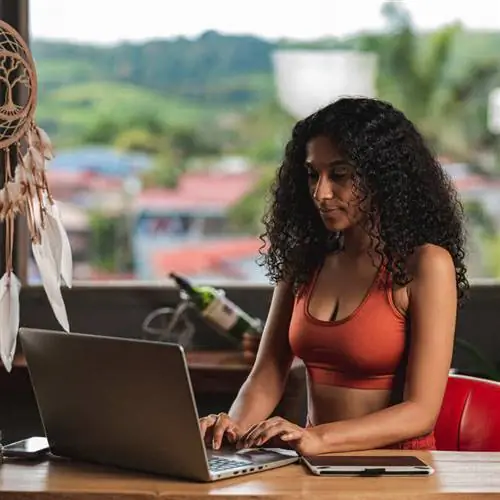 Молодая удаленная работница, работающая со своего ноутбука в расслабляющей обстановке в Коста-Рике, Центральная Америка