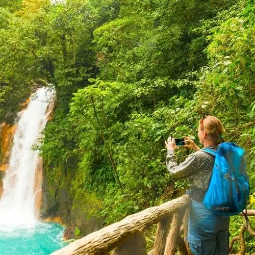 Национальный театр Коста-Рики в Сан-Хосе с развевающимся флагом Коста-Рики