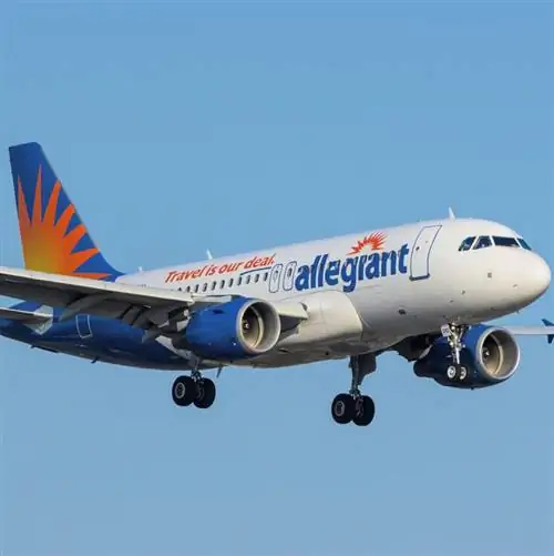 Самолет Allegiant в полете