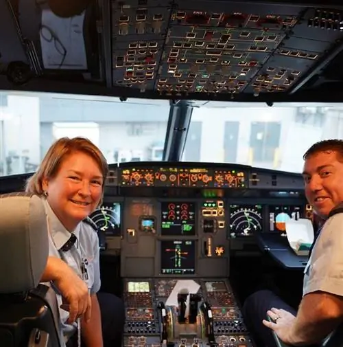 Пилоты JetBlue в кабине самолета