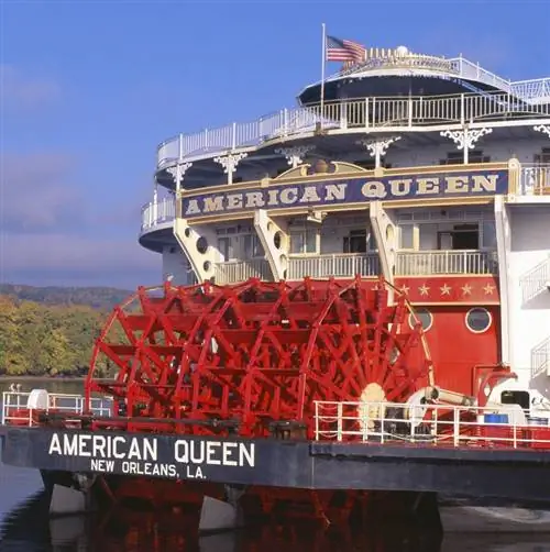 Лодка American Queen River на фоне деревьев