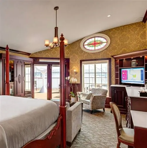 Люкс «Владельцы» с кроватью размера «American Queen»