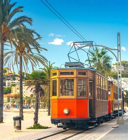 Знаменитый оранжевый трамвай курсирует из Сольера в Порт-де-Сольер, Майорка, Испания.