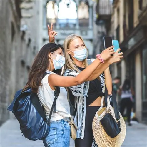 Туристы делают селфи в Барселоне, Испания